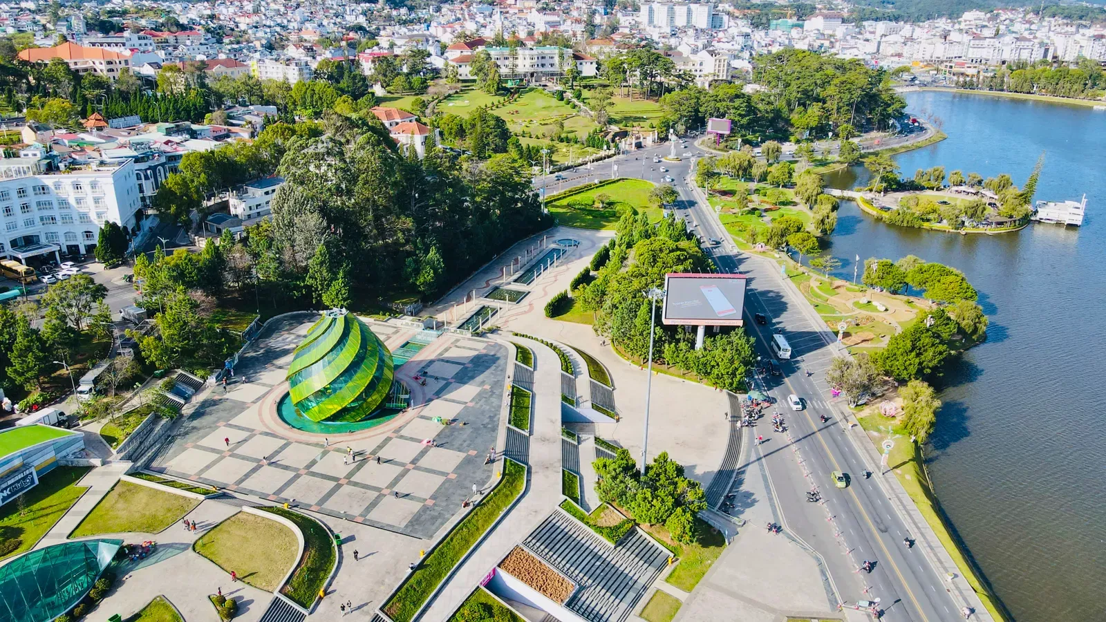 Lam Vien Square and Xuan Huong Lake in Da Lat