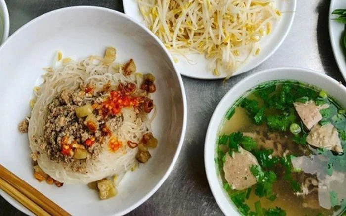 a typical bowl of phở khô Gia Lai 