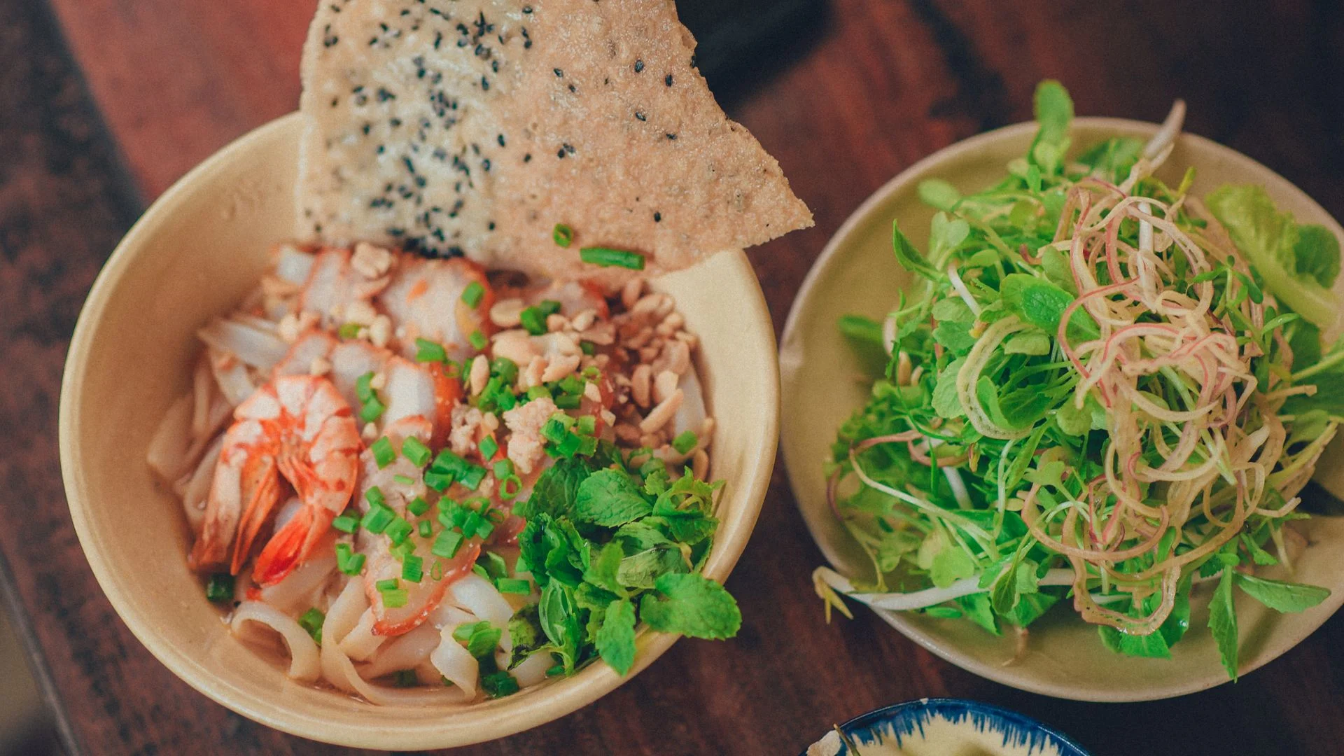 Mi Quang with shrimp, pork, flat noodles, peanuts and a rice cracker